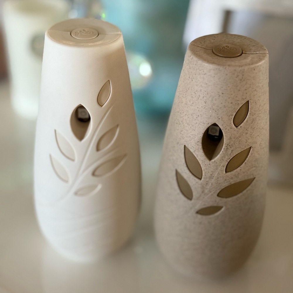 Glade automatic spray dispenser